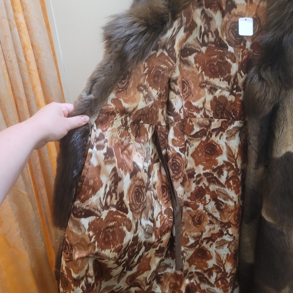 Genuine Fur coat. - Picture 9 of 16